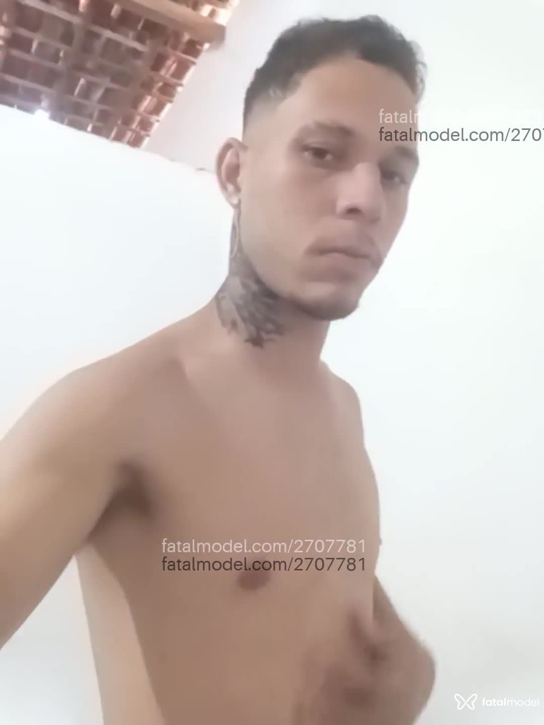 Acompanhante homem com cabelo castanho de olhos castanhos - Henrique Acompanhante homem com cabelo castanho de olhos castanhos - Henrique