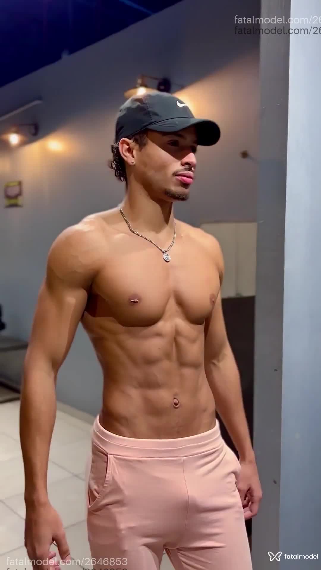 Acompanhante homem morena (o) de olhos castanhos em Virtual Acompanhante homem morena (o) de olhos castanhos em Virtual - Tomtresor