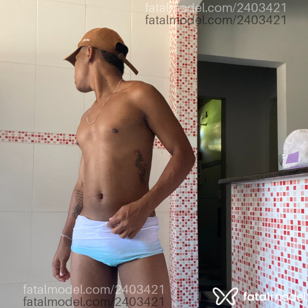 Acompanhante homem morena (o) de olhos castanhos - Juniin Acompanhante homem morena (o) de olhos castanhos - Juniin