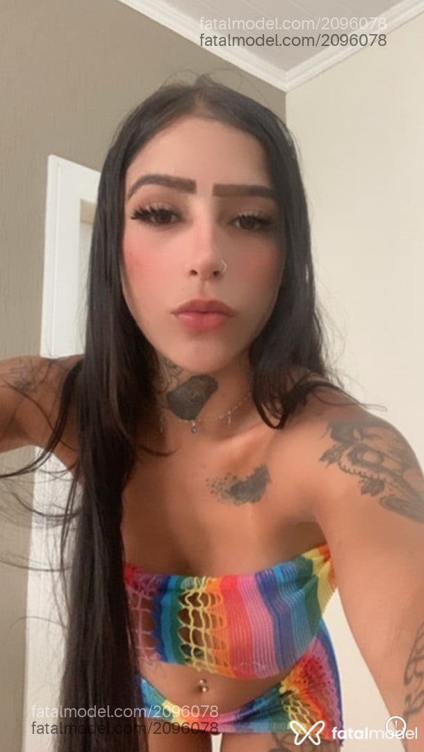 Acompanhante mulher com cabelo castanho de olhos castanhos - Larissa