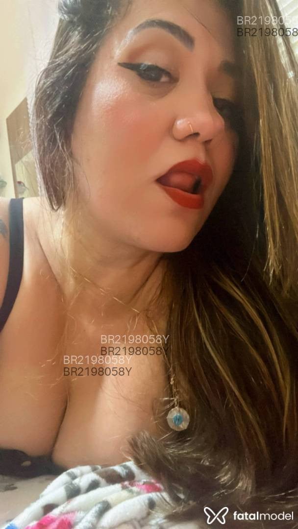 Acompanhante mulher com cabelo colorido de olhos castanhos em Machado - Crystal