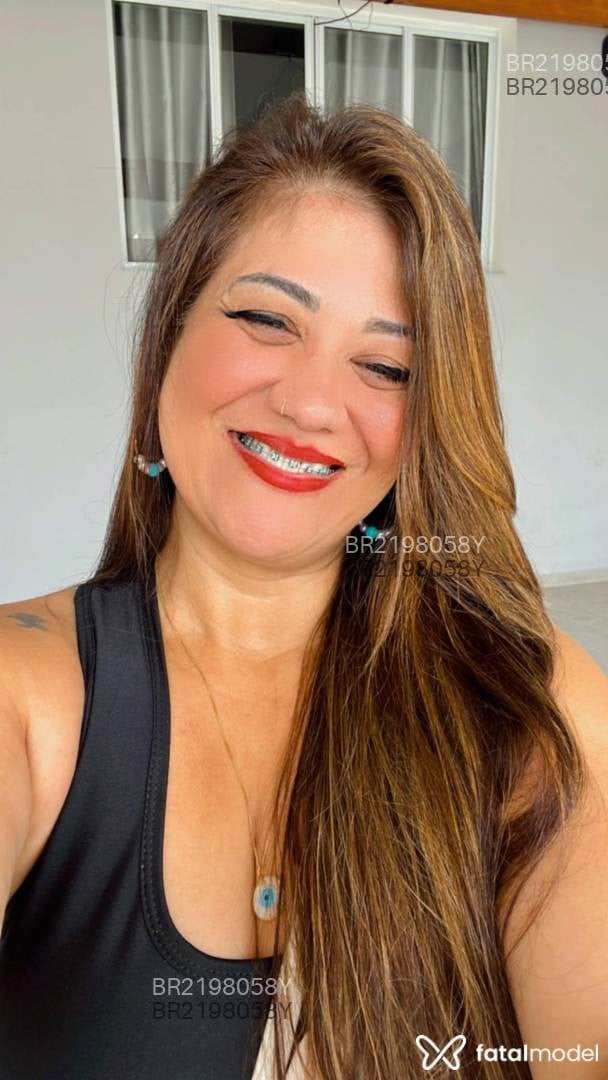 Acompanhante mulher com cabelo colorido de olhos castanhos em Machado - Crystal
