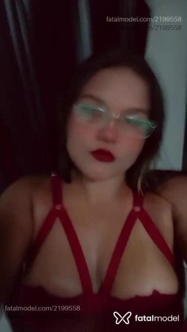 Acompanhante mulher com cabelo castanho de olhos mel - Layla Acompanhante mulher com cabelo castanho de olhos mel - Layla