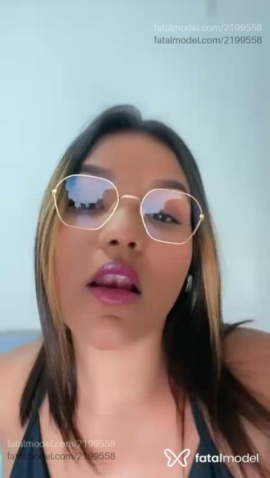 Acompanhante mulher com cabelo castanho de olhos mel - Layla Acompanhante mulher com cabelo castanho de olhos mel - Layla