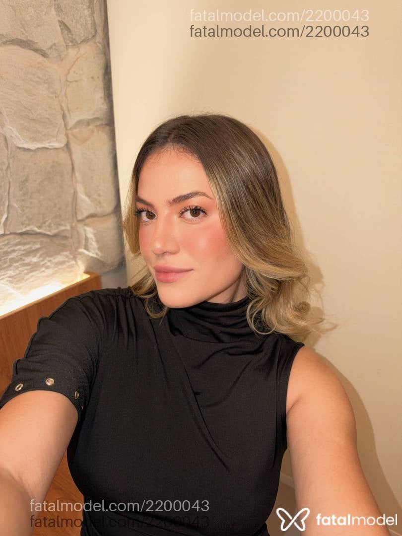 Acompanhante mulher loira (o) de olhos castanhos - Jolie