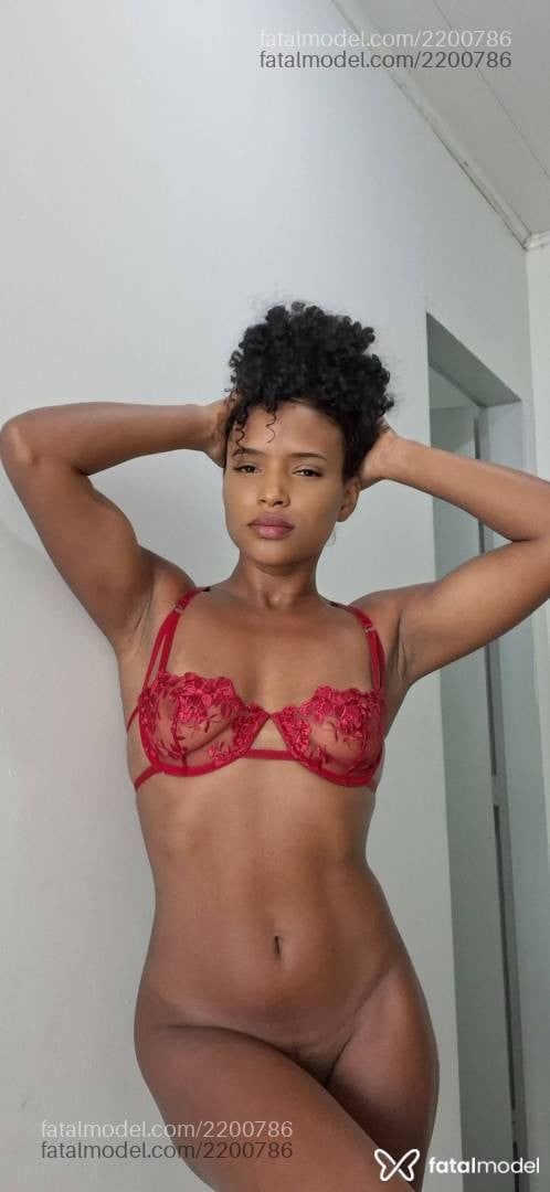 Acompanhante mulher morena (o) de olhos pretos - Mayra