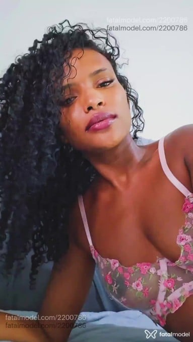 Acompanhante mulher morena (o) de olhos pretos - Mayra