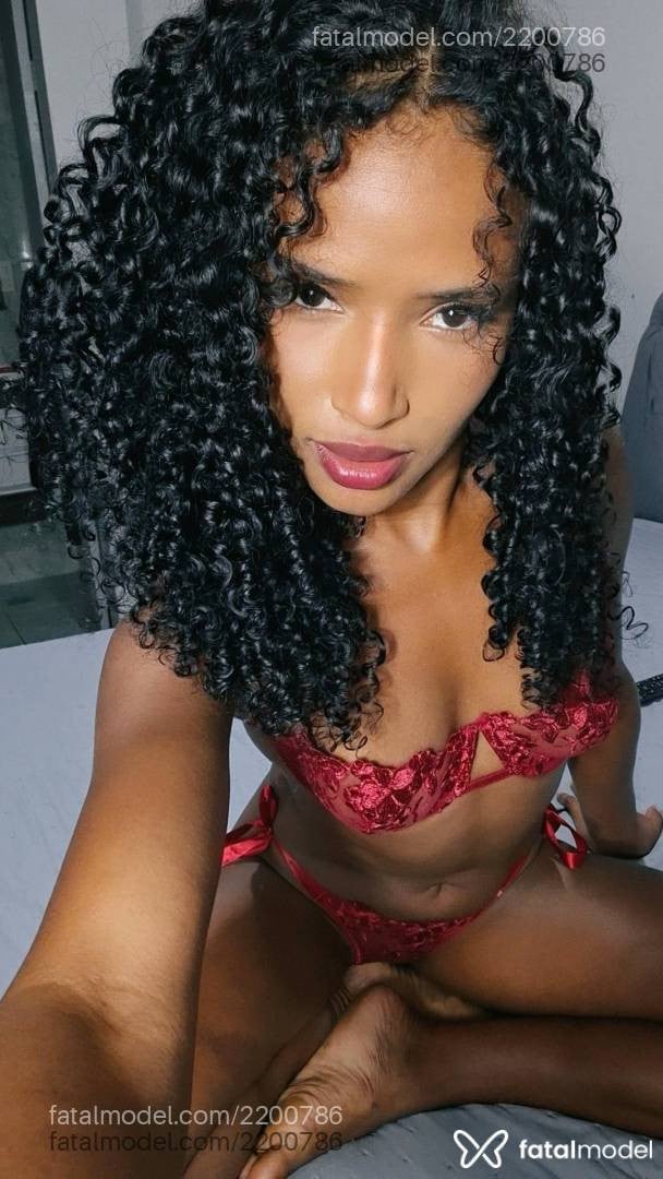 Acompanhante mulher morena (o) de olhos pretos - Mayra