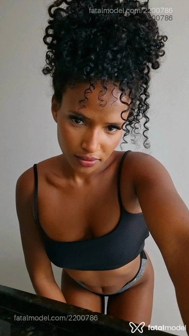 Acompanhante mulher morena (o) de olhos pretos - Mayra