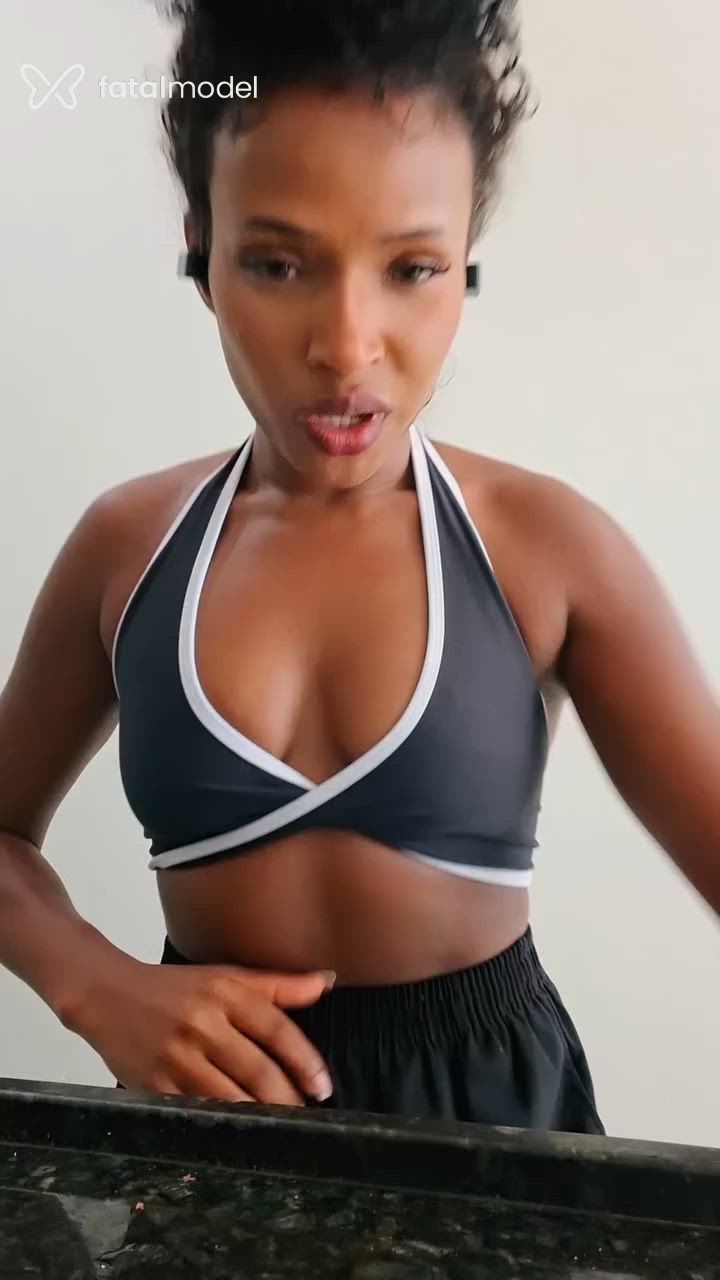 Acompanhante mulher morena (o) de olhos pretos - Mayra Acompanhante mulher morena (o) de olhos pretos - Mayra