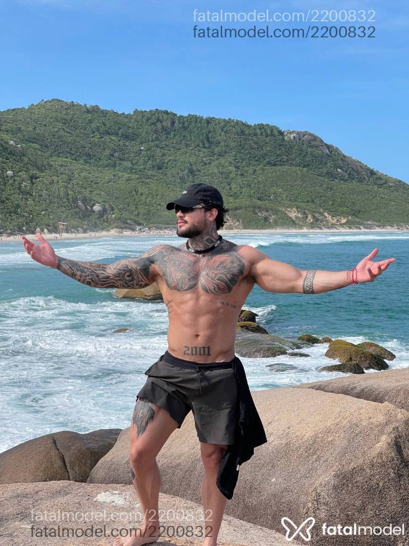 Acompanhante homem com cabelo castanho de olhos castanhos em São Paulo Acompanhante homem com cabelo castanho de olhos castanhos em São Paulo - Guilherme Kulper