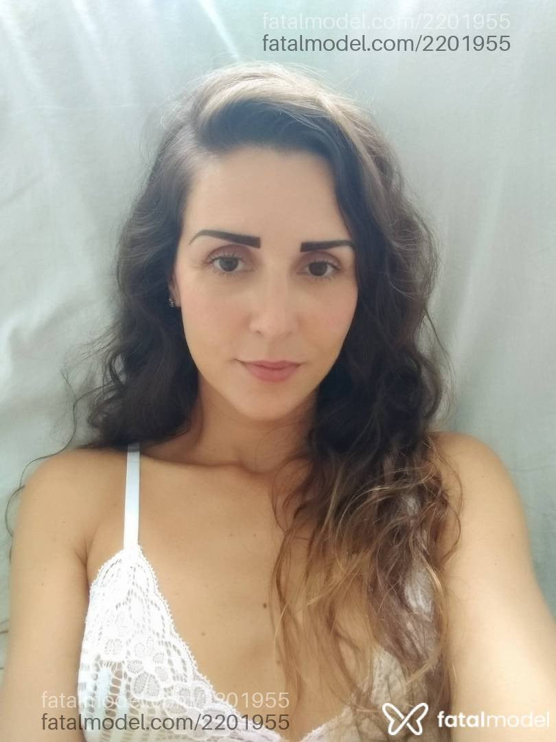 Acompanhante mulher morena (o) de olhos castanhos em Garopaba Acompanhante mulher morena (o) de olhos castanhos em Garopaba - Camila