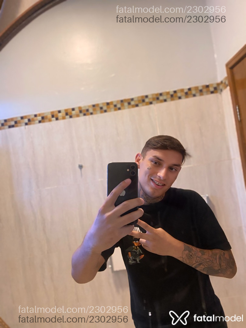Acompanhante homem com cabelo grisalho de olhos verdes em Virtual - Ana