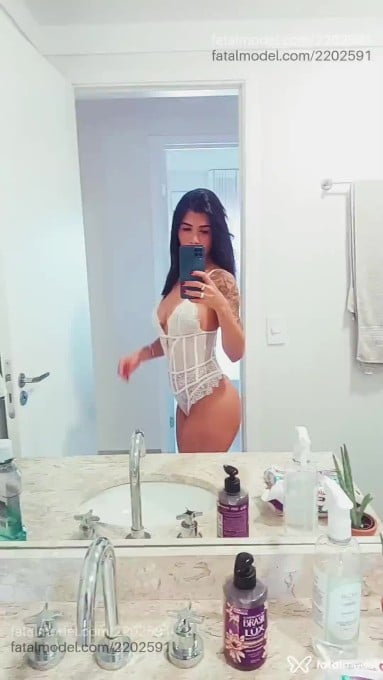 Acompanhante mulher com cabelo castanho de olhos verdes - Fernanda