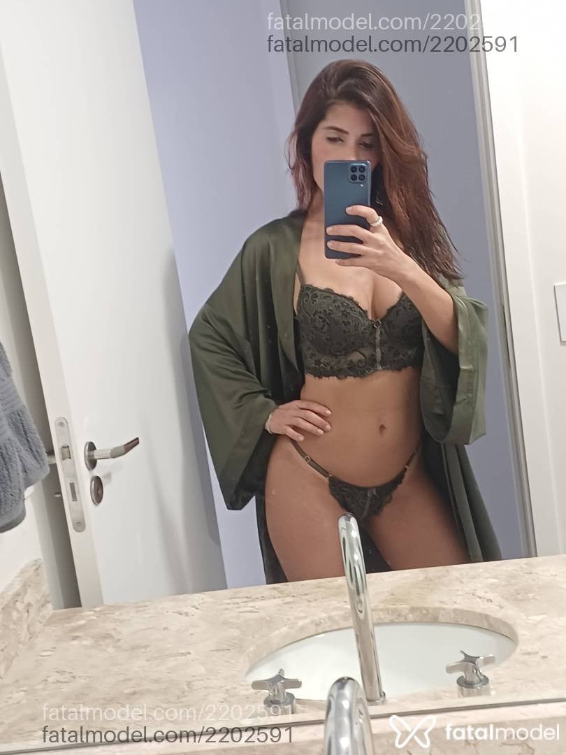 Acompanhante mulher com cabelo castanho de olhos verdes - Fernanda