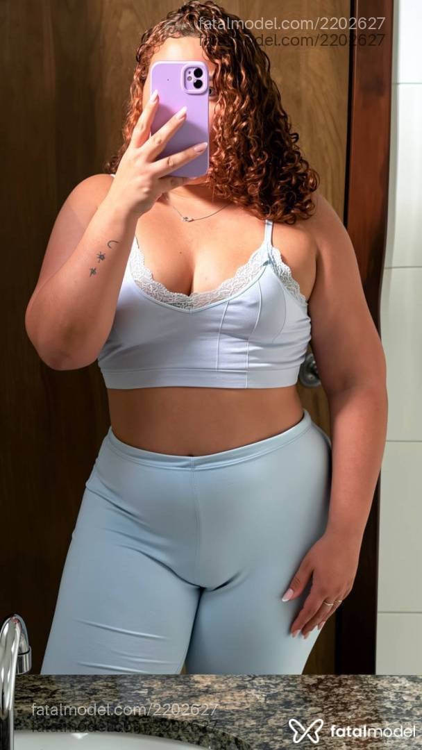Acompanhante mulher ruiva (o) de olhos castanhos - Lavínia Moura
