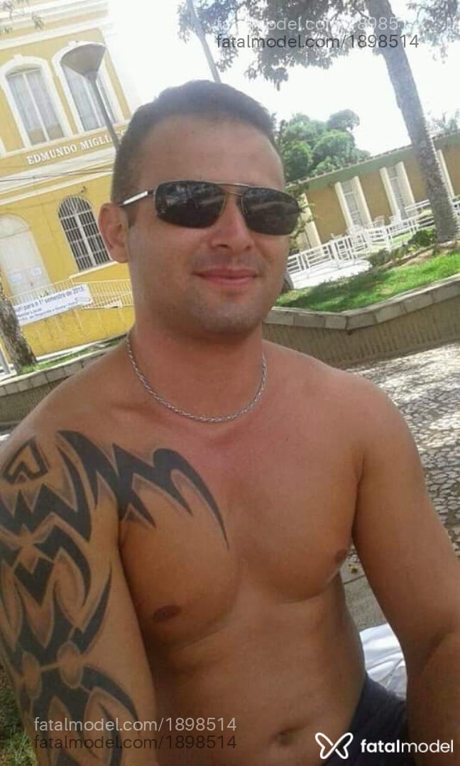 Acompanhante homem com cabelo castanho de olhos verdes - Faire Acompanhante homem com cabelo castanho de olhos verdes - Faire