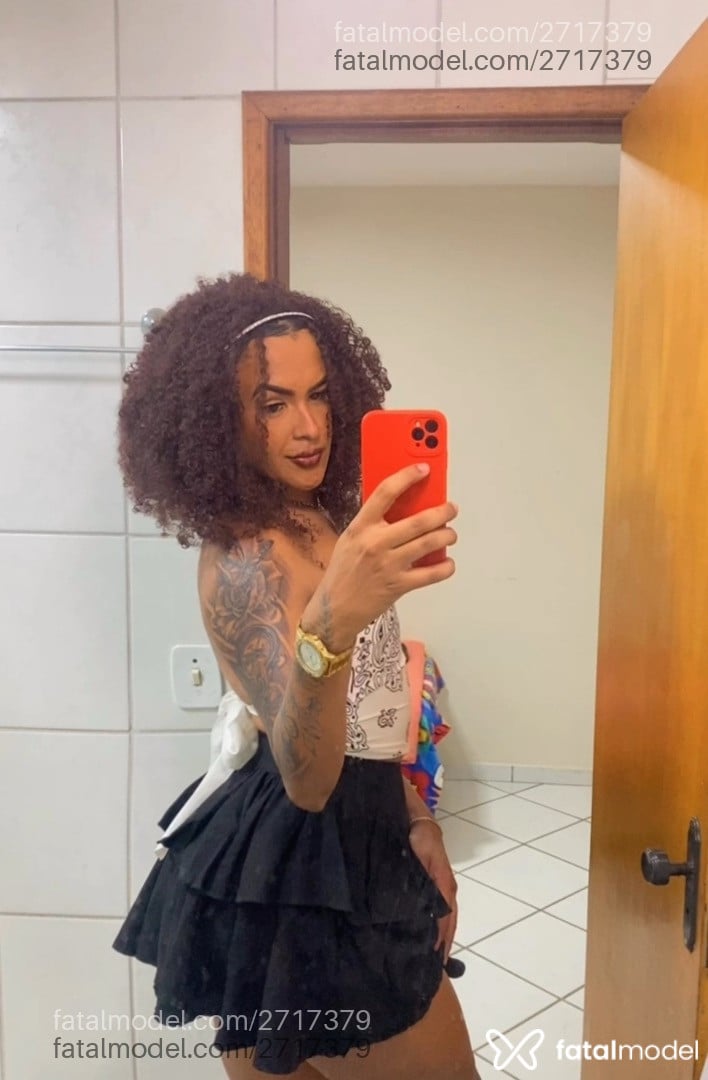 Acompanhante mulher trans com cabelo castanho de olhos castanhos em Uberlândia - Júlia Joia