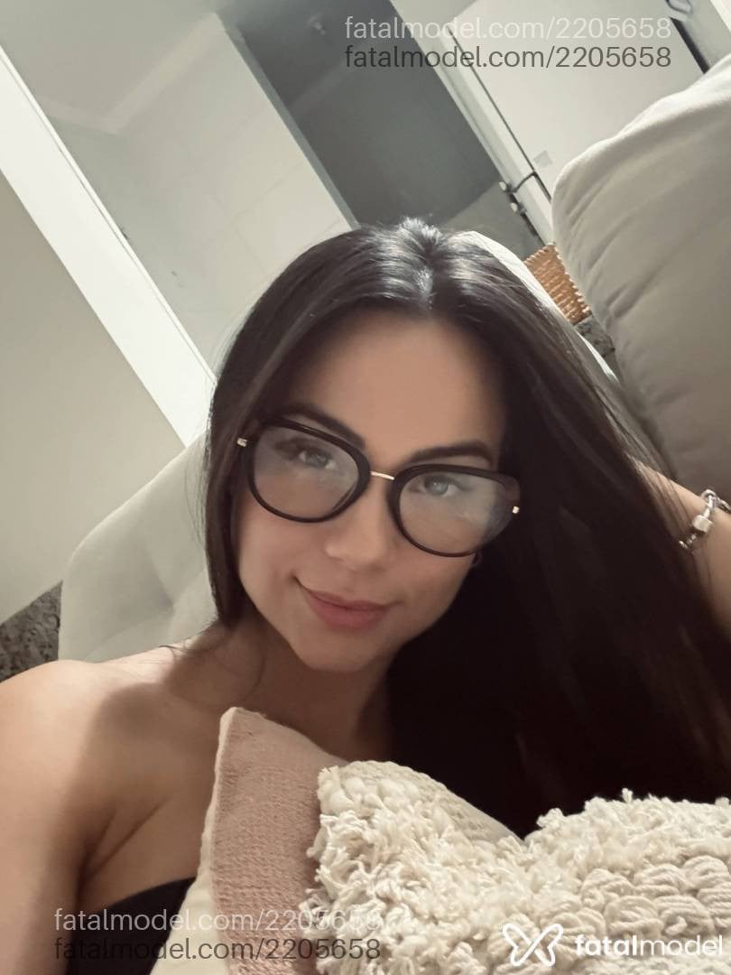 Acompanhante mulher morena (o) de olhos pretos - Lorena