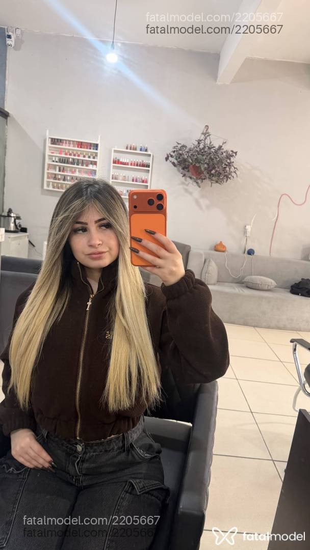 Acompanhante mulher loira (o) de olhos castanhos - Lis Bella