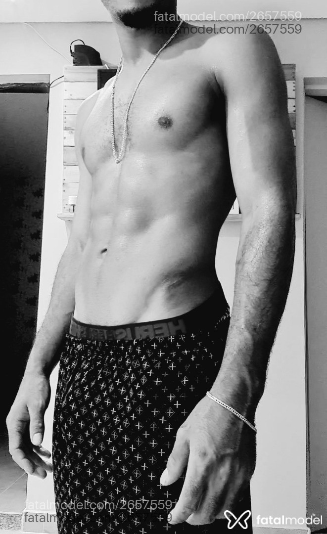 Acompanhante homem morena (o) de olhos pretos - All Black Acompanhante homem morena (o) de olhos pretos - All Black