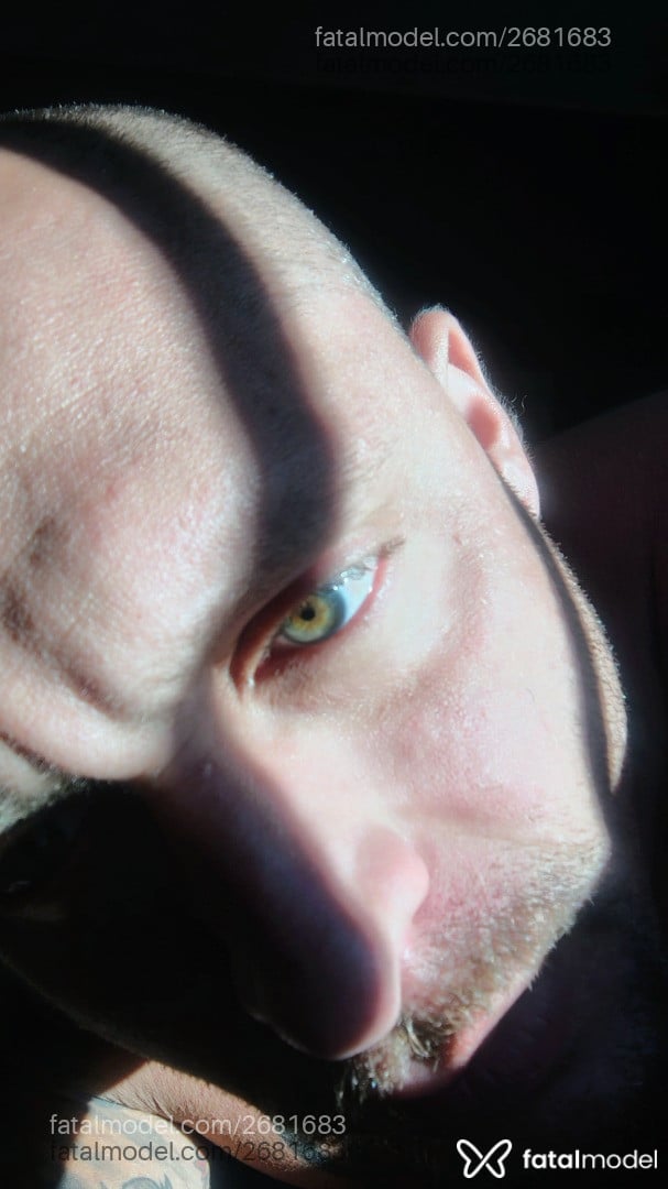 Acompanhante homem sem cabelo de olhos verdes - Lilo Russo