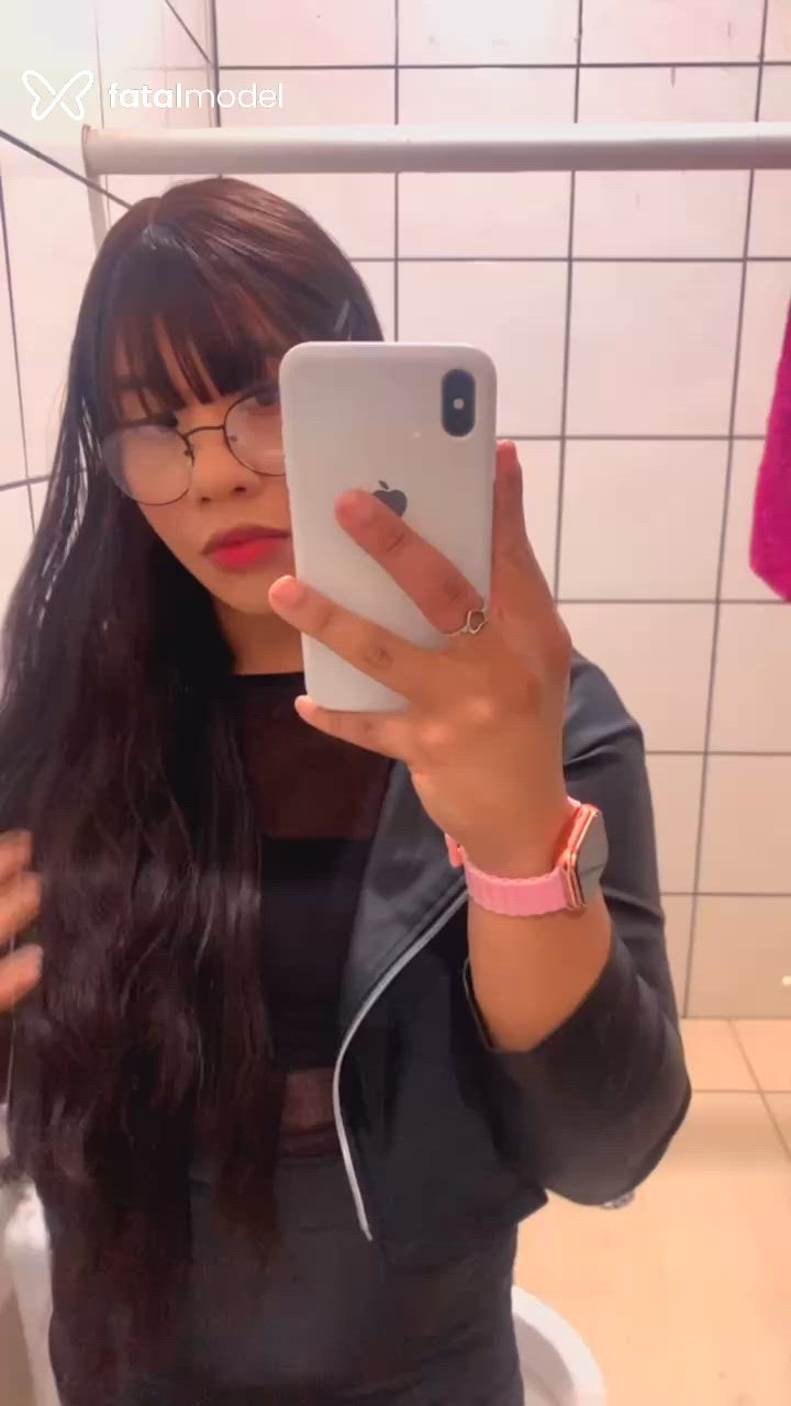 Acompanhante mulher trans com cabelo castanho de olhos pretos - Luana