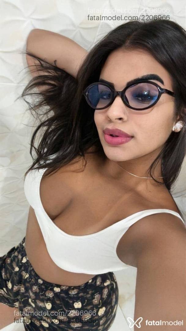Acompanhante mulher com cabelo castanho de olhos verdes - Isadora Prada