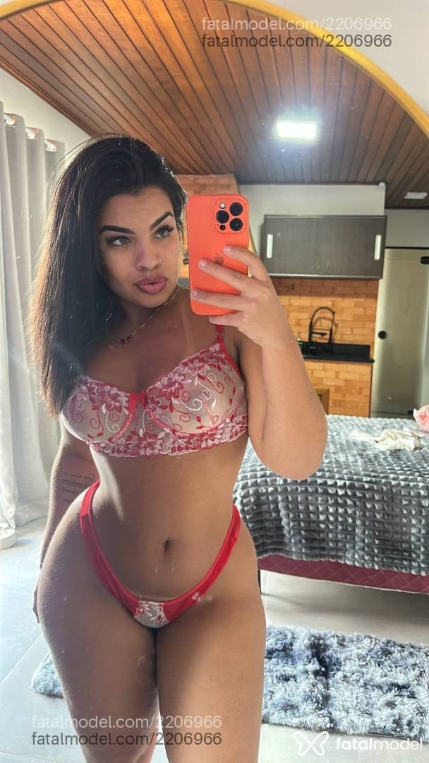 Acompanhante mulher com cabelo castanho de olhos verdes - Isadora Prada