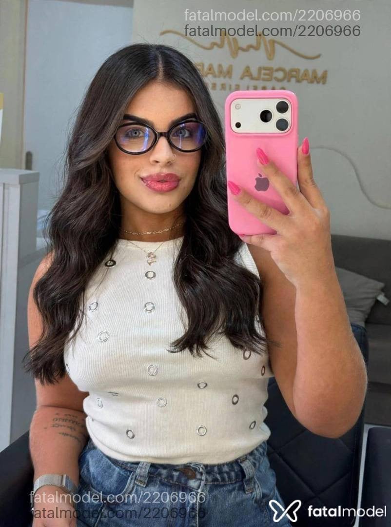 Acompanhante mulher com cabelo castanho de olhos verdes - Isadora Prada