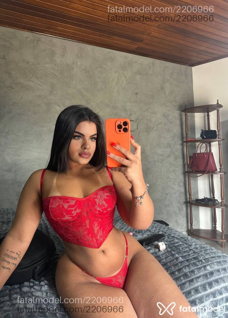 Acompanhante mulher com cabelo castanho de olhos verdes - Isadora Prada
