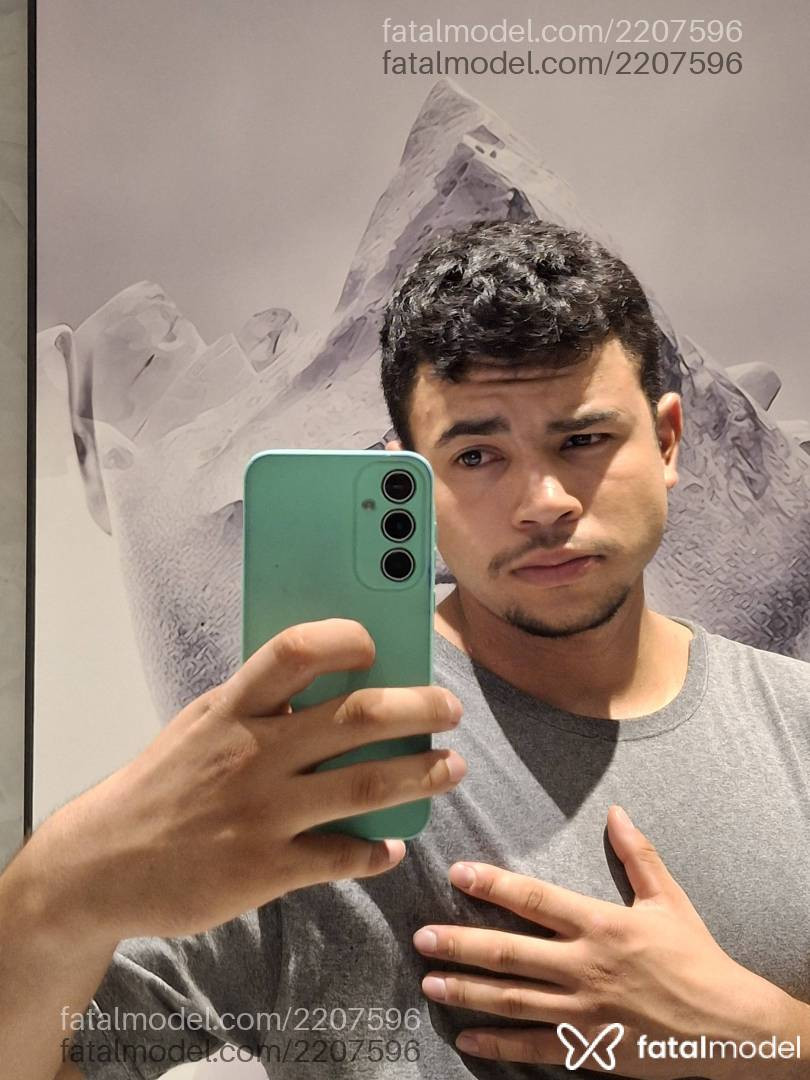 Acompanhante homem com cabelo grisalho de olhos pretos em Itapema - Lucas Pereira
