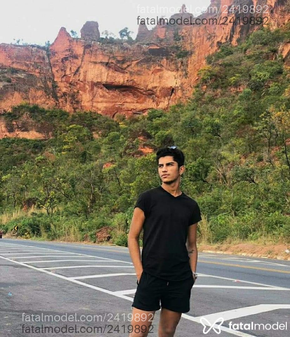Acompanhante homem com cabelo castanho de olhos castanhos - Luk