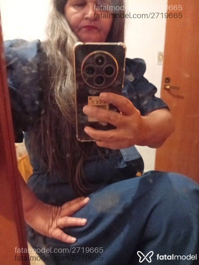 Acompanhante mulher com cabelo grisalho de olhos castanhos em Virtual - Verinha