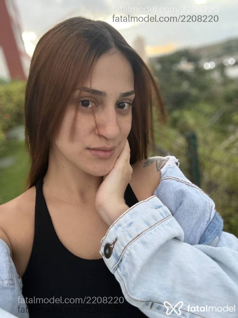 Acompanhante mulher ruiva (o) de olhos castanhos - Estrela