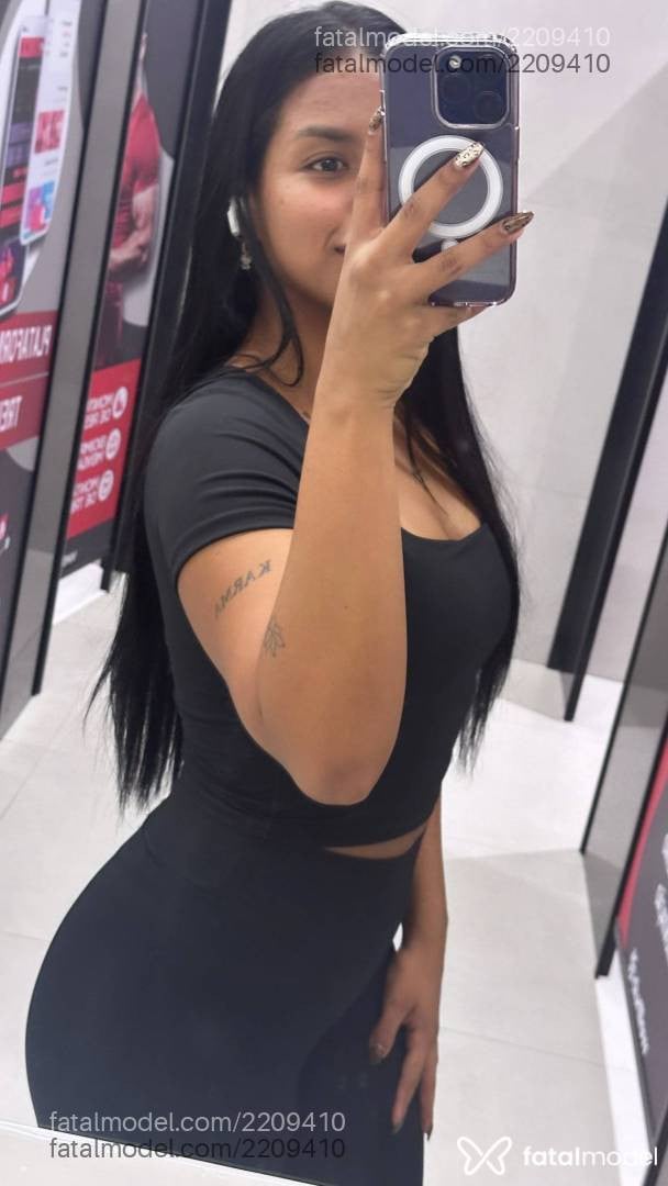 Acompanhante mulher morena (o) de olhos pretos - Zoe