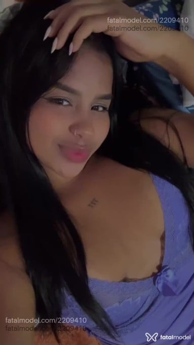Acompanhante mulher com cabelo colorido de olhos pretos em Penha - Zoe