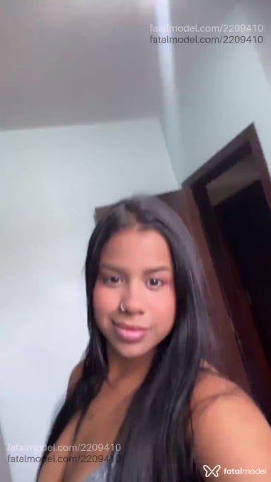 Acompanhante mulher com cabelo colorido de olhos pretos em Penha - Zoe