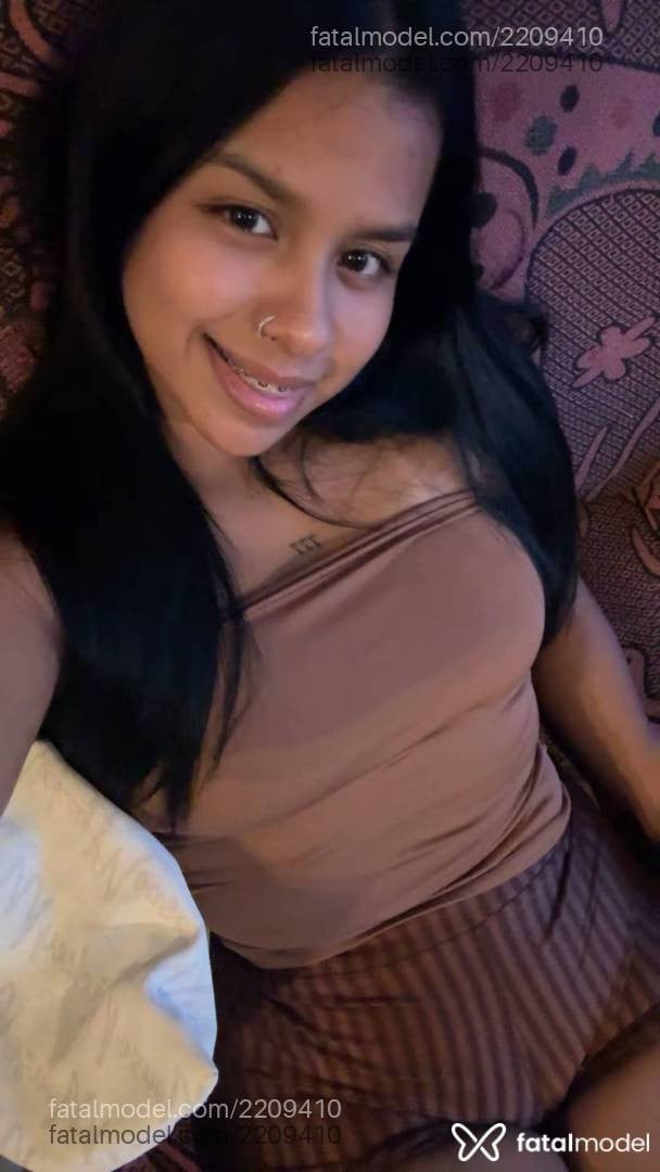 Acompanhante mulher com cabelo colorido de olhos pretos - Zoe