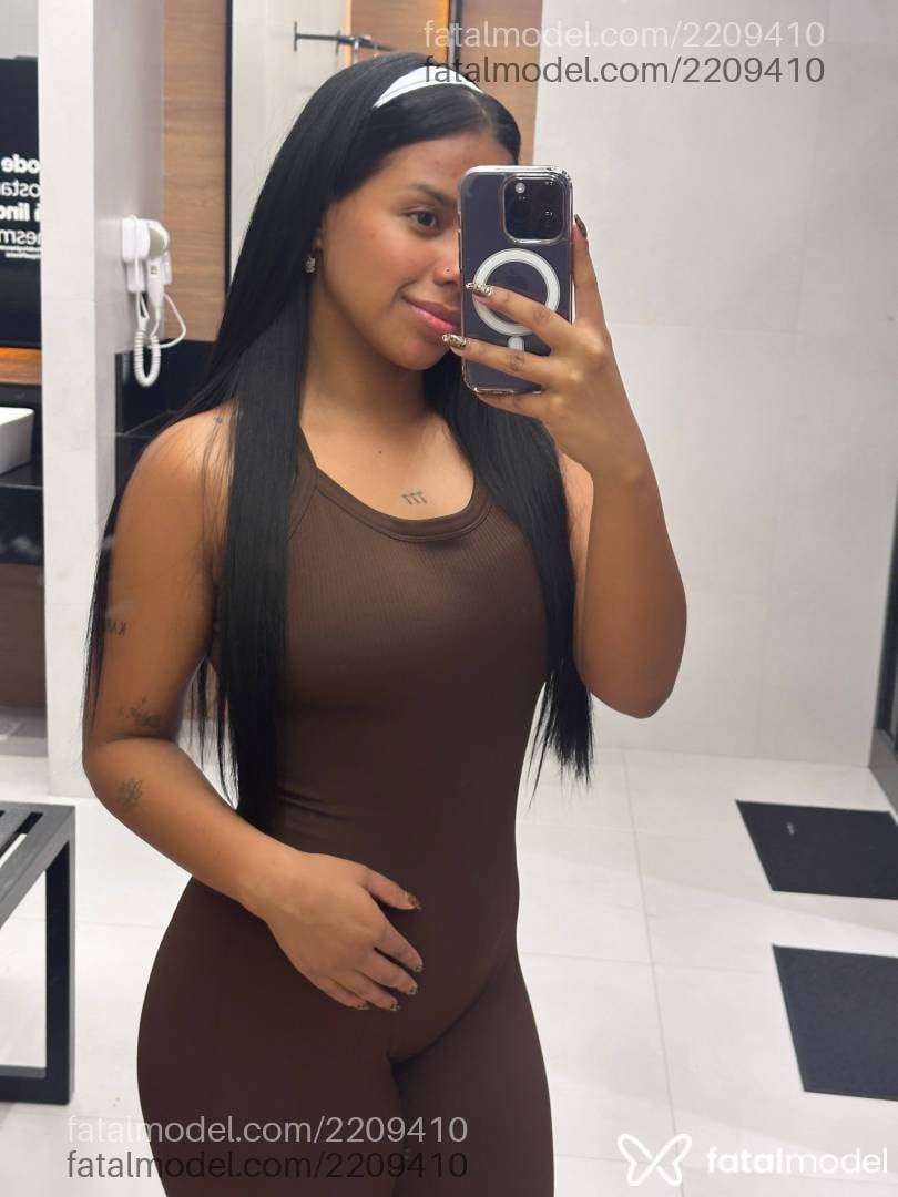 Acompanhante mulher morena (o) de olhos pretos - Zoe