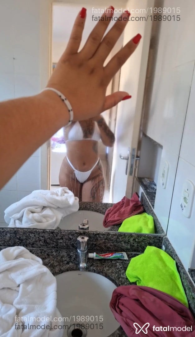 Acompanhante mulher com cabelo castanho de olhos verdes em Brasília - Bia Suggar