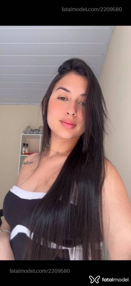 Acompanhante mulher morena (o) de olhos pretos - Júlia