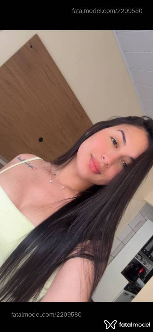 Acompanhante mulher morena (o) de olhos pretos - Júlia