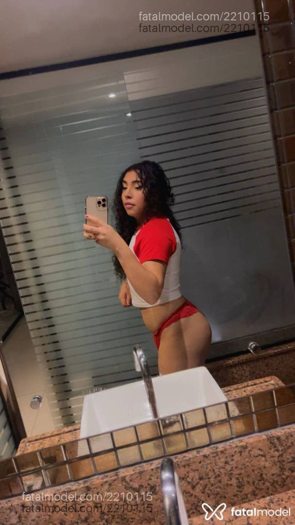 Acompanhante mulher trans morena (o) de olhos castanhos - Maya Leão