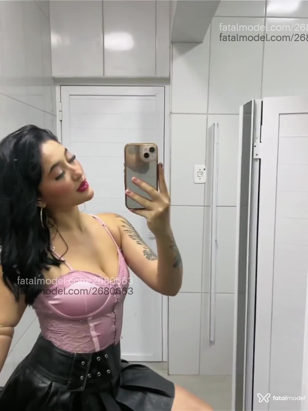 Acompanhante mulher morena (o) de olhos verdes em Itapema - Kelly Duarte