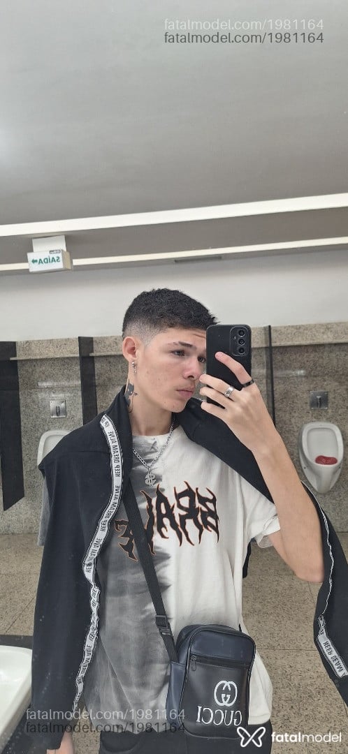 Acompanhante homem com cabelo castanho de olhos verdes - Novindotado Acompanhante homem com cabelo castanho de olhos verdes - Novindotado
