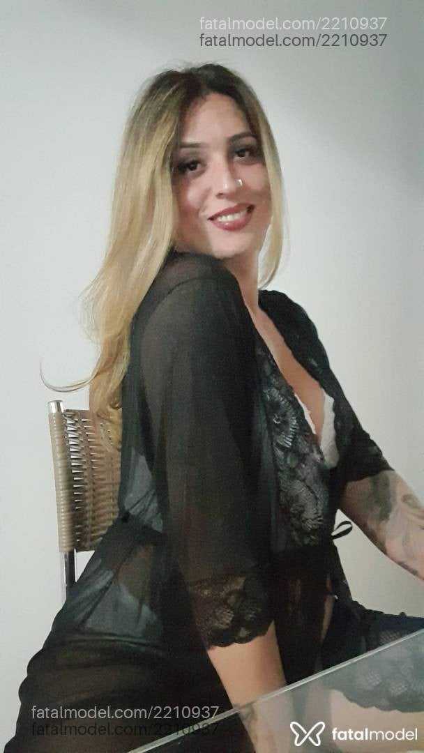 Acompanhante mulher trans loira (o) de olhos castanhos - Milla