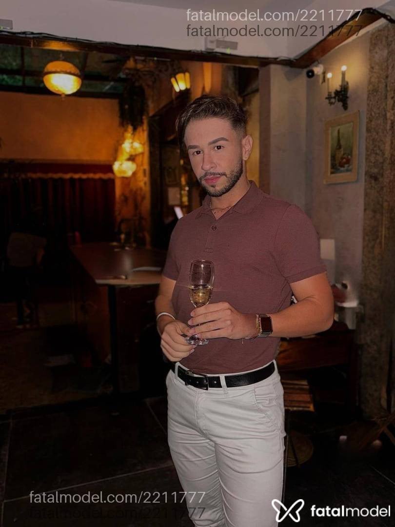 Acompanhante homem com cabelo castanho de olhos castanhos em São Paulo Acompanhante homem com cabelo castanho de olhos castanhos em São Paulo - Gustavo