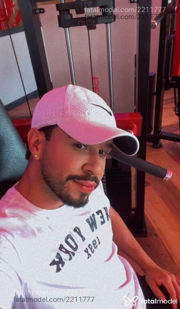 Acompanhante homem com cabelo castanho de olhos castanhos em São Paulo Acompanhante homem com cabelo castanho de olhos castanhos em São Paulo - Gustavo