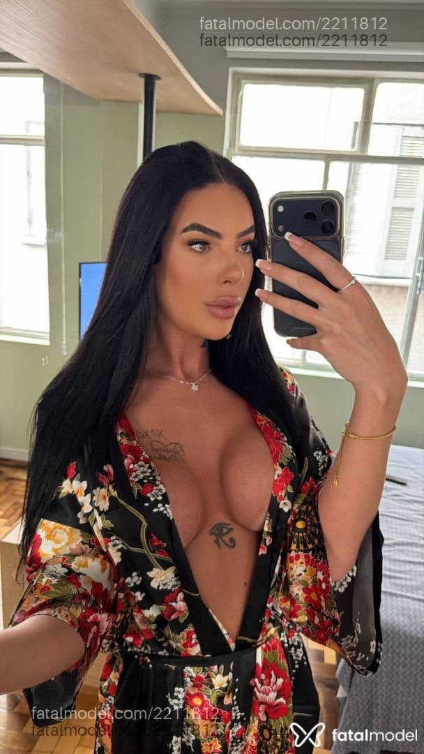 Acompanhante mulher trans morena (o) de olhos verdes - Rafaela Schwartz
